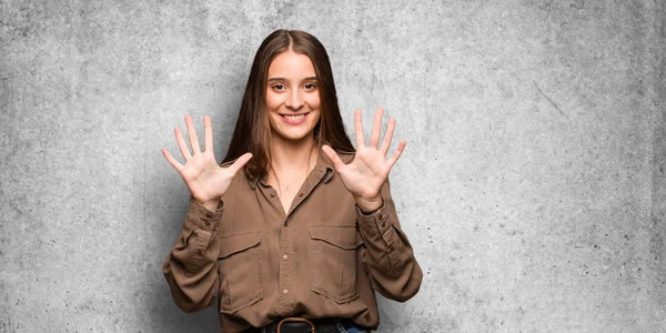 Junge Kaukasierin Mit Nummer Zehn — Stockfoto