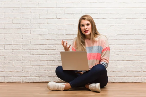 Jonge Russische Student Vrouw Zit Erg Bang Bang — Stockfoto