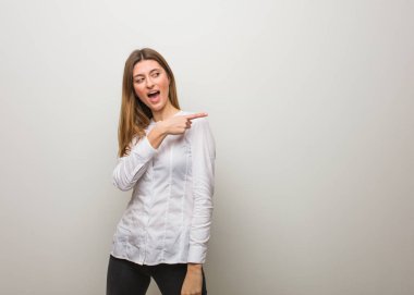 Yan işaret genç Rus kız