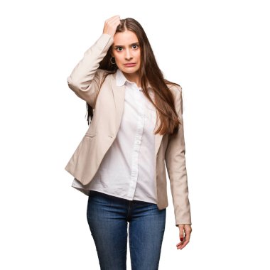 Boğulmuş ve endişeli genç beyaz iş kadını