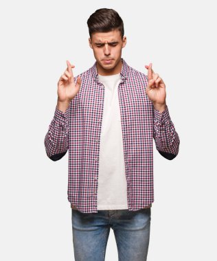 Genç havalı adam şans diliyor.