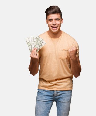 Genç adam şaşırttı ve şok dolar tutan