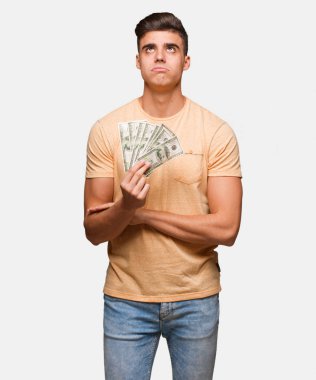 Yorgun ve bıkkın dolar tutan genç adam