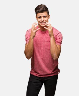 Genç yakışıklı adam yorgun ve çok uykulu