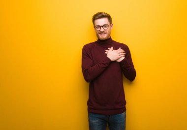 Genç akıllı adam romantik bir jest yapıyor.