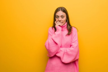 Genç modern kadın tırnakları ısırma, sinir ve çok endişeli