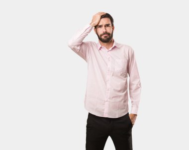 Boğulmuş ve endişeli genç yakışıklı adam
