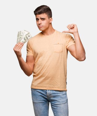 Genç adam örnek takip etmek, suçlamayı dolar tutan