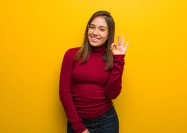 Genç entellektüel kadın, neşeli ve kendinden emin.