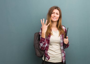 Genç öğrenci Rus kadın çok korkuyor ve korkuyor