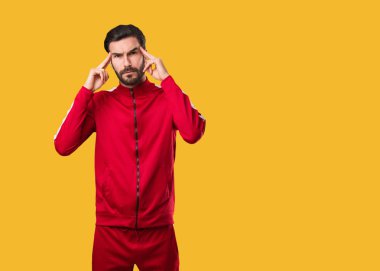 Genç fitness adamı konsantrasyon hareketi yapıyor.