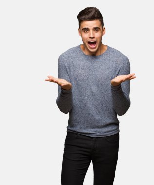 Yakışıklı delikanlı bir zafer ya da başarı kutluyor