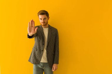 Genç kızıl saçlı iş adamı elini öne koydu.