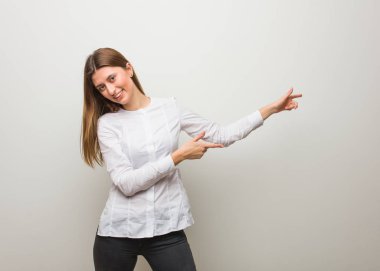 Genç Rus kız parmak ile yan işaret