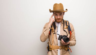 Genç kızıl saçlı kaşif bir fikir düşünüyor. Bir kamera tutuyorum..