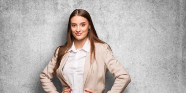 Genç beyaz iş kadını elle kalça üzerinde