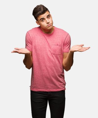 Genç yakışıklı adam yorgun ve çok uykulu