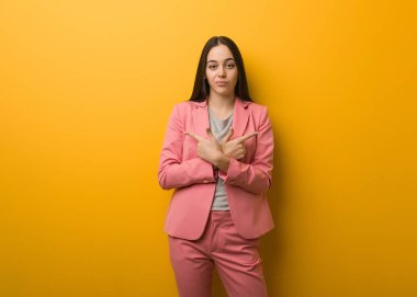 Genç ve modern iş kadını iki seçenek arasında karar verir.