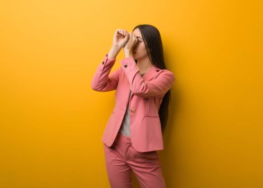 Genç, modern iş kadını dürbün hareketi yapıyor.