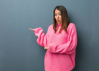 Palm Hand bir şey tutan genç modern kadın