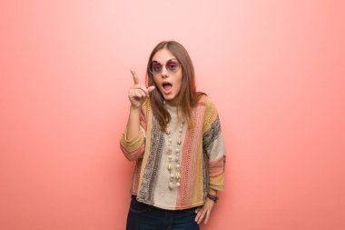 Pembe arka plandaki genç hippi kadının bir fikri, ilham konsepti var.