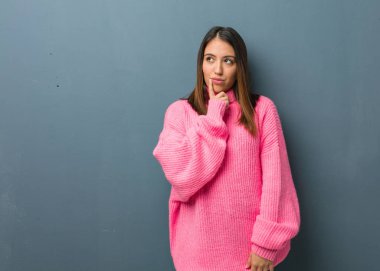 Şüphe ve karışık genç modern kadın