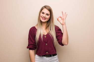 Genç Rus kadın neşeli ve emin ok jest yapıyor