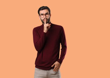 Genç ve doğal bir adam ya sır saklıyor ya da sessizlik istiyor.