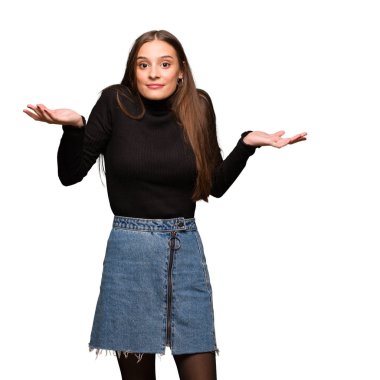 Şüphe ve omuzlarında shrugging Genç Sevimli Kadın