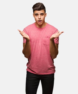 Şans sahip için geçiş parmakları genç yakışıklı adam