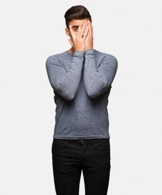 Yakışıklı delikanlı endişeli ve korkmuş hissediyor