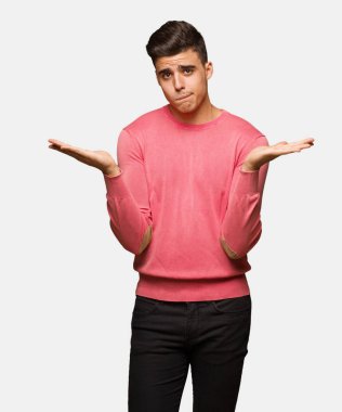 Genç komik adam şaşkın ve şüpheli