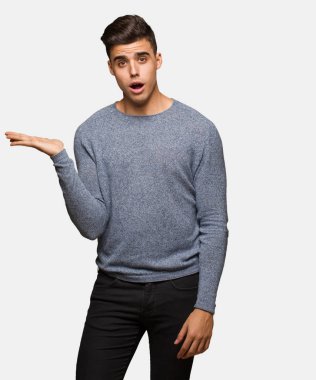 Bir şey palm el tutan genç yakışıklı adam