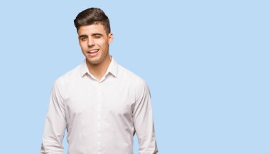 Genç iş serin adam Winking, komik, dost ve kaygısız jest
