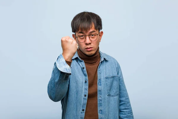 Joven Hombre Chino Mostrando Puño Frente Expresión Enojada —  Fotos de Stock