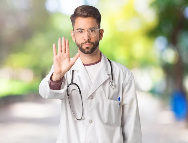 Junger Arzt Legt Hand Vor — Stockfoto