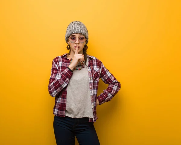 Jonge Hippie Natuurlijke Vrouw Het Houden Van Een Geheim Vragen — Stockfoto