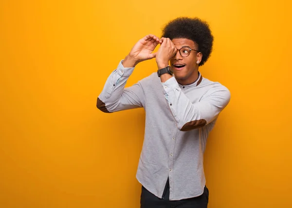 Giovane Uomo Afroamericano Muro Arancione Che Gesto Cannocchiale — Foto Stock