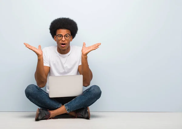 Jonge Zwarte Man Zit Vloer Met Een Laptop Verrast Geschokt — Stockfoto