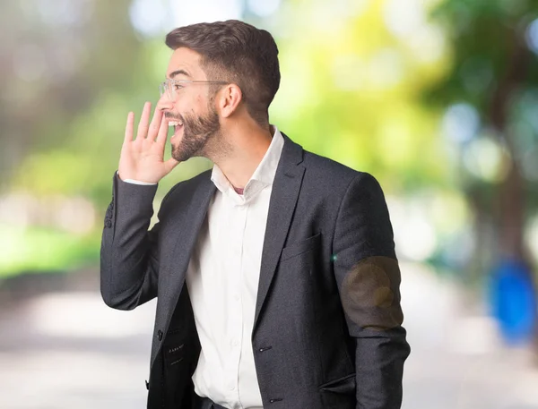 Joven Hombre Negocios Guapo Susurrando Chismes Trasfondo — Foto de Stock