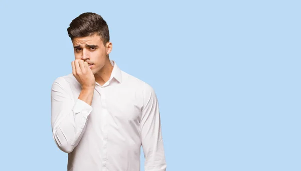 Joven Negocio Fresco Hombre Mordiendo Las Uñas Nervioso Muy Ansioso —  Fotos de Stock