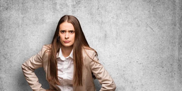 Jovem Mulher Negócios Caucasiana Repreendendo Alguém Muito Irritado — Fotografia de Stock