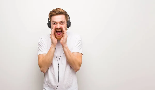 Ung Rödhårig Man Skriker Något Glatt Till Fronten Lyssna Musik — Stockfoto