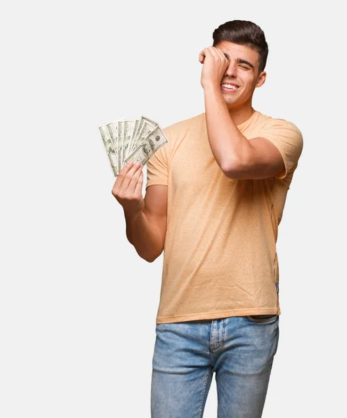 Giovane Uomo Possesso Dollari Facendo Gesto Cannocchiale — Foto Stock