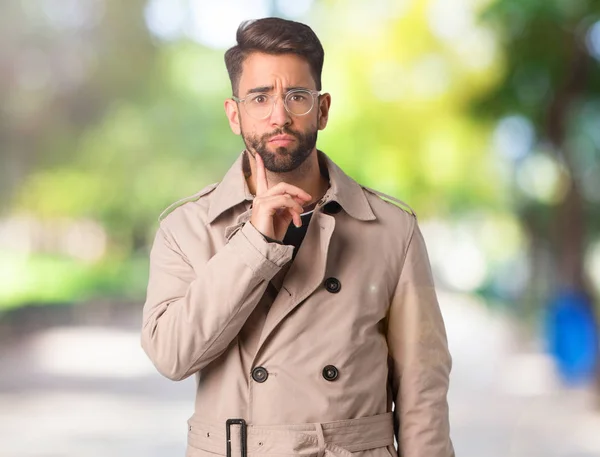 Ung Man Bär Trenchcoat Tvivla Och Förvirrad — Stockfoto