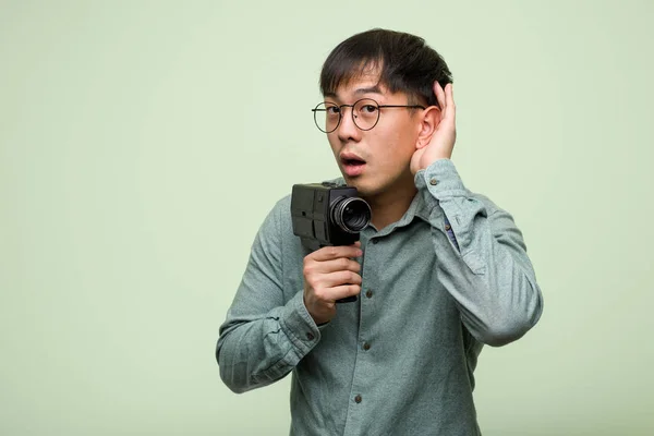 Fiatal Kínai Férfi Kezében Egy Vintage Kamera Próbálja Hallgatni Pletykát — Stock Fotó