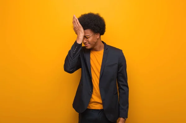 Jovem Empresário Afro Americano Homem Sobre Uma Parede Laranja Esquecida — Fotografia de Stock