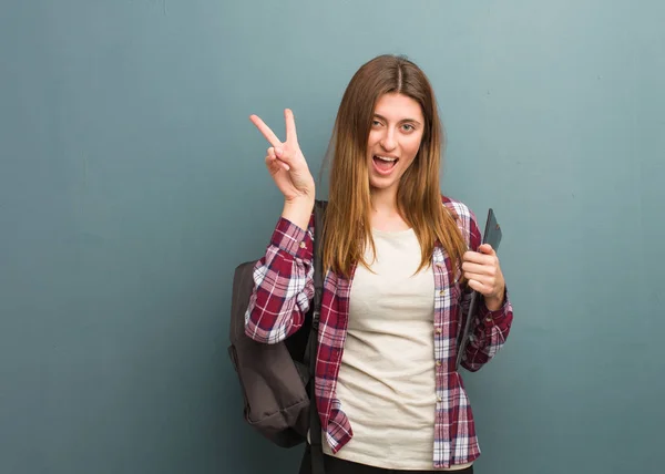 Ung Student Rysk Kvinna Gör Gest Seger — Stockfoto