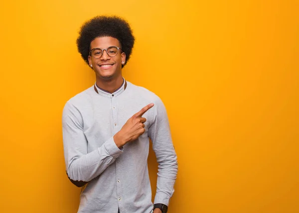 Jovem Afro Americano Sobre Uma Parede Laranja Sorrindo Apontando Para — Fotografia de Stock