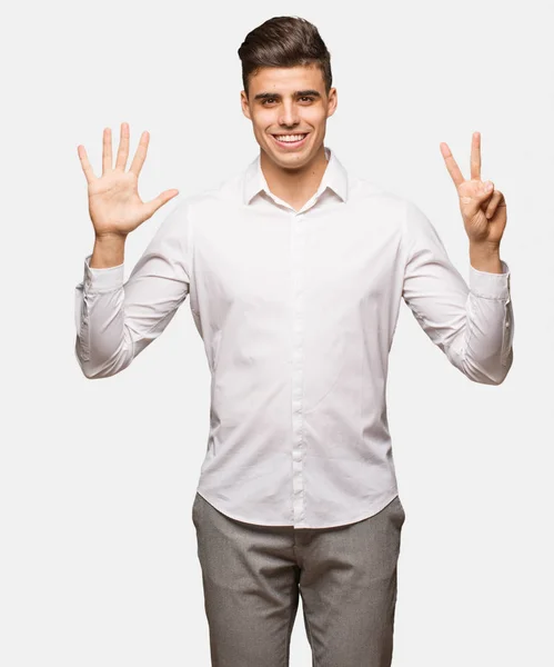 Jovem Homem Legal Negócios Mostrando Número Sete — Fotografia de Stock